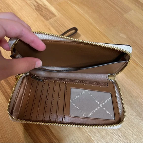 Michael Kors Jet Set Signature Logo Smartphone Wristlet - Picture 7 of 11